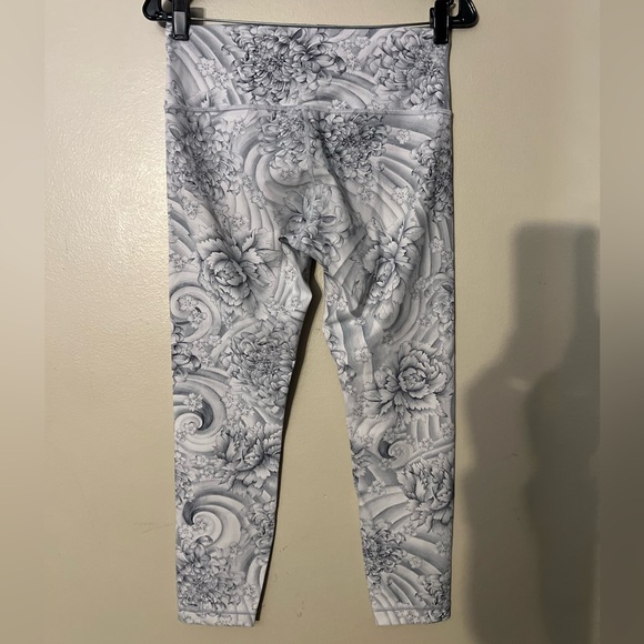 Lululemon Wunder Under Hi-Rise 7/8 Tight *25"
Twine White Multi Size 10 EUC - Picture 4 of 4